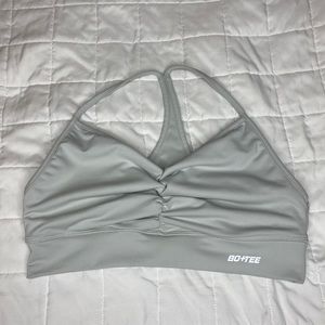 BO+TEE FOCUS SLINKY RUCHED V NECK SPORTS BRA